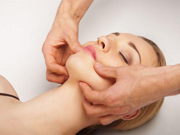 Помогает ли массаж лица подтянуть кожу