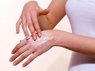 Атравматическая чистка сухой кожи