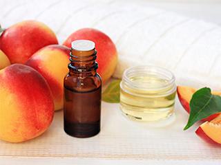 Польза персикового масла для губ